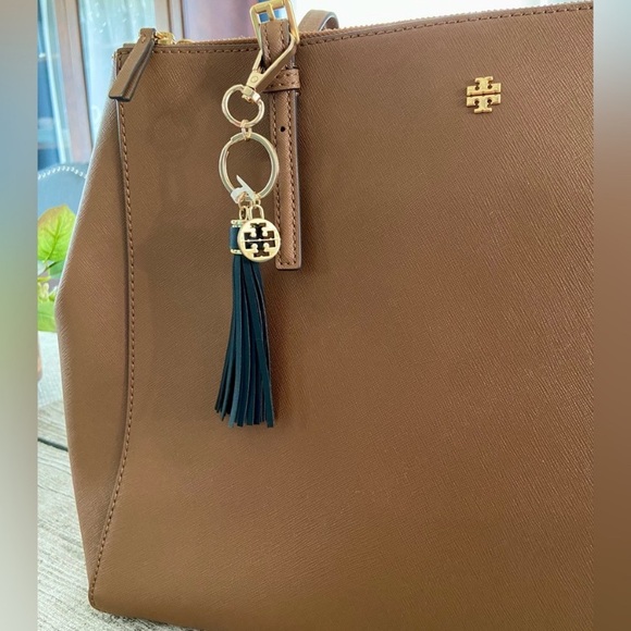 NEW. Bag charm or keychain. Faux leather tassel, removable heart lock charms - Picture 5 of 5